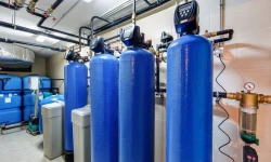 Modernes Wasseraufbereitungssystem für Industriekessel